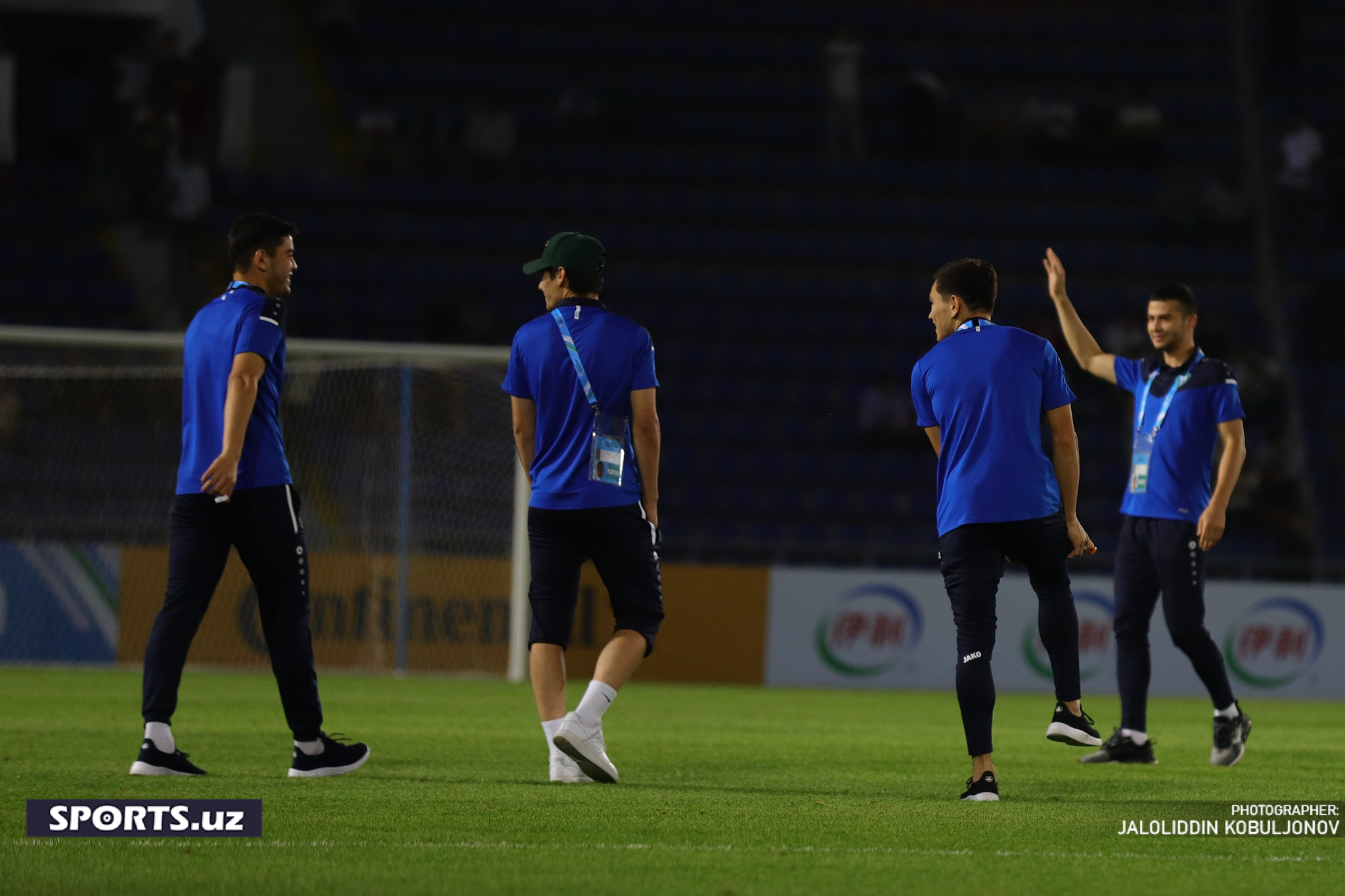 U23 Uzbekistan - Iran futbolchilar stadionda