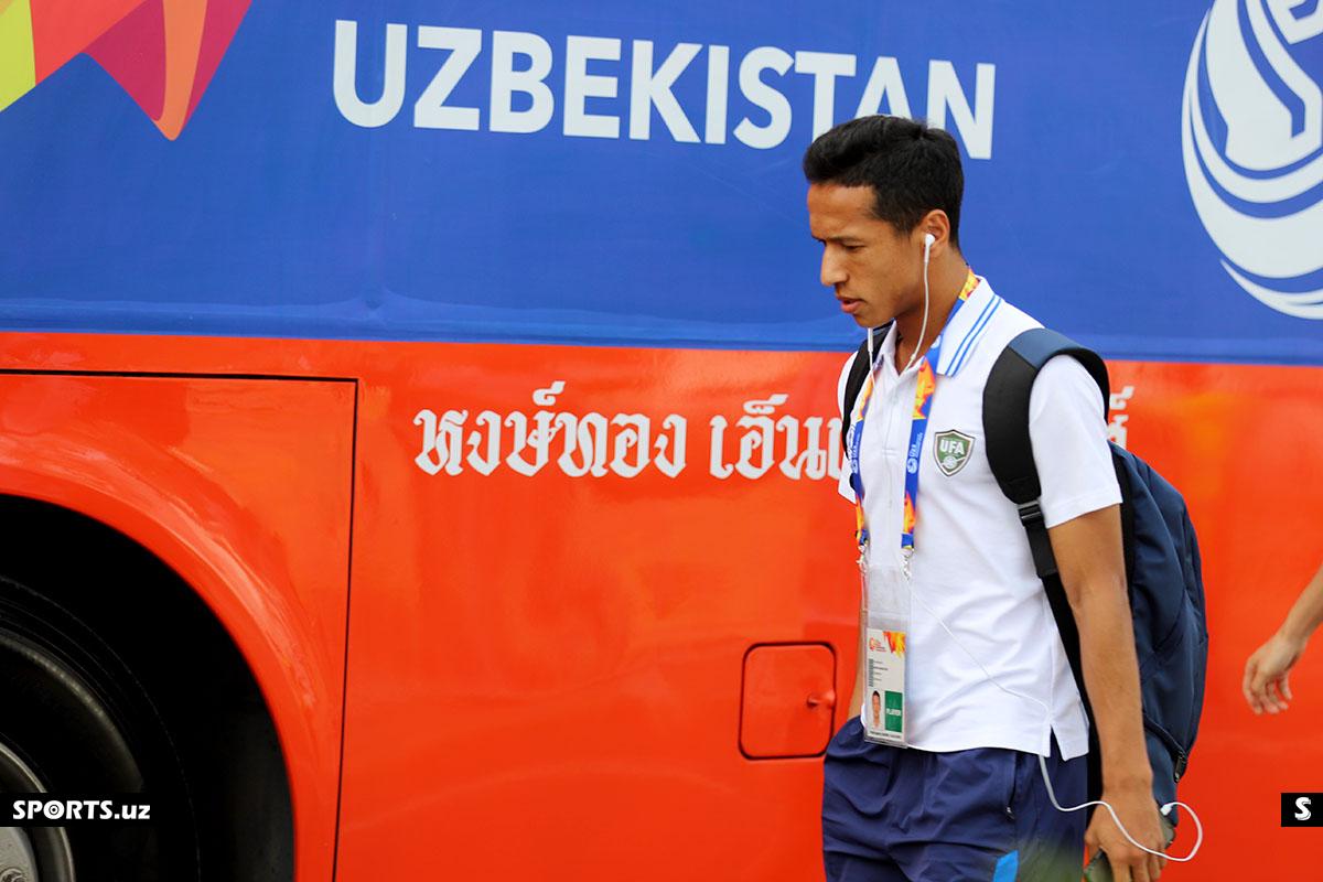 UZB_futbolchilarning maydonga kelishi