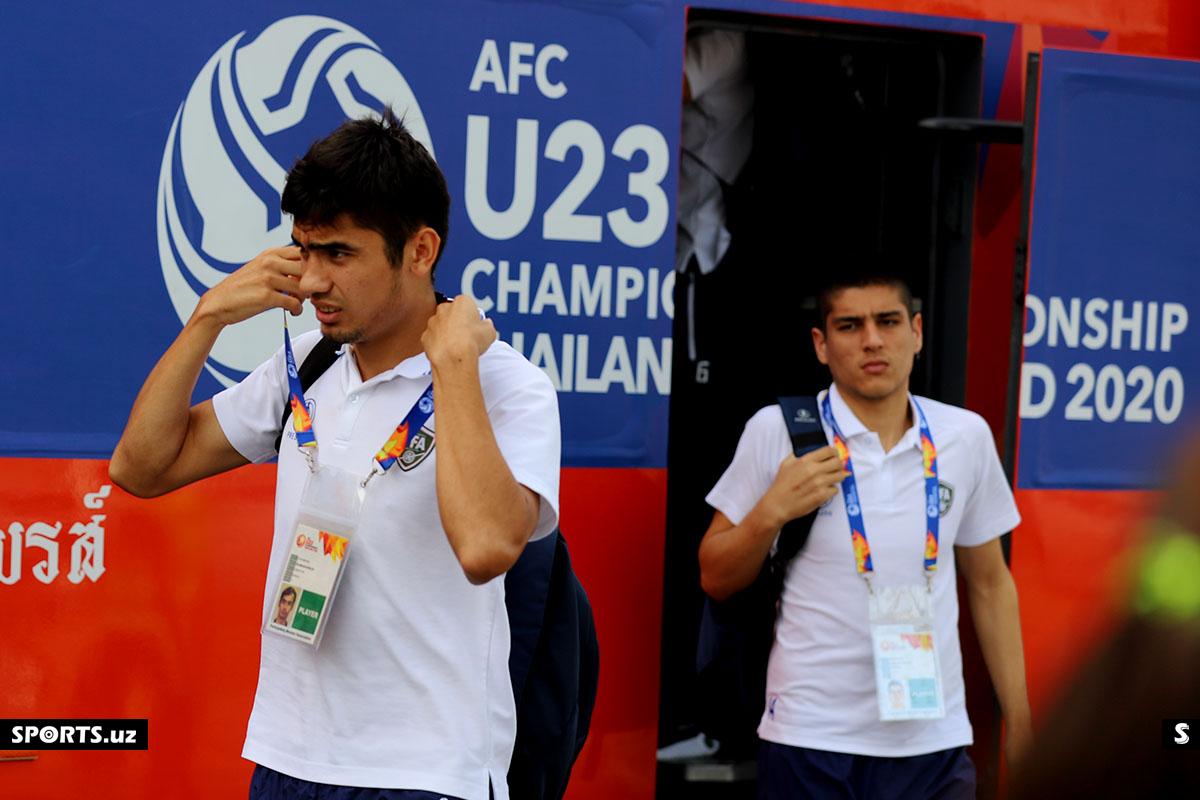 UZB_futbolchilarning maydonga kelishi