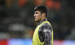 Husanov joyiga mo‘ljallangan futbolchini ikki raqib “yulib” ketmoqchi