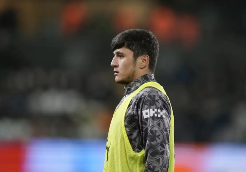 Ҳусанов жойига мўлжалланган футболчини икки рақиб “юлиб” кетмоқчи